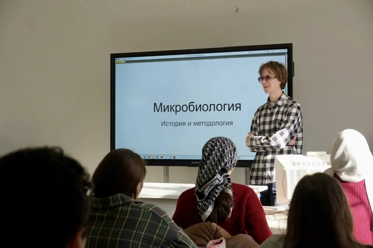 Стартовала зимняя профильная смена 5 января Центр развития талантов Альтаир открыл двери для ребят желающих проявить себя в науке и выйти на новый уровень подготовки к Всероссийской олимпиаде школьников Профильная образовательная смена Альтаир Зима2026 ВсОШ Регион проводится для школьников 7 11 классов и направлена на создание условий для достижения высоких результатов на региональном этапе ВсОШ С напутственными словами выступила директор Центра развития талантов Альтаир Дибирова Аймесей Ильясовна подчеркнув что каждый день смены это продуманная работа глубокое погружение в предмет разбор олимпиадных заданий повышенного уровня и системная подготовка к одному из самых важных интеллектуальных испытаний учебного года В ближайшие десять насыщенных дней ребята получат интенсивную подготовку по следующим дисциплинам Математика Физика Информатика Химия Биология Русский язык Литература Право История Обществознание Основы безопасности и защиты Родины Готовить к региональному этапу ВсОШ будут олимпиадные тренеры наставники из престижных вузов и организаций таких как МГУ МФТИ ИТМО Ассоциации победителей олимпиад и Центра развития талантов Аврора Республики Башкортостан Готовимся к успеху и ждем ярких побед наших талантливых участников Все фото по этой ссылке