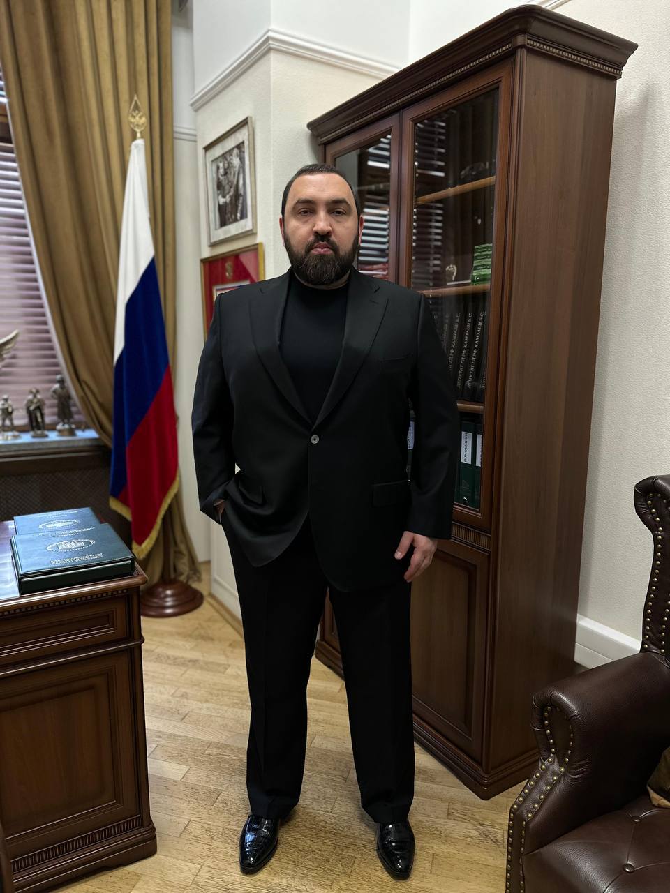Депутат Хамзаев продолжает оставаться в 10 ке самых эффективных парламентариев страны Рейтинг эффективности депутатов Государственной Думы РФ за сентябрь 2025 год подготовлен главным каналом агрегатором ПУЛ Telegram и отечественной площадкой The World Inform На основе данных ИИ и экспертного мнения проводится оценка депутатов Госдумы РФ в результате которой ежемесячно и ежегодно определяются наиболее эффективные народные избранники В рейтинг попадают персоны с коэффициентом выше 50 Оценка WI отражает количество положительных баллов которые ставят граждане за инициативы помощь и прочее Изменение балла WI позволяет увидеть динамику полезности За последние месяцы сразу несколько инициатив Хамзаева преобразились в принятые законы В свой отпуск депутат Хамзаев провел цикл мероприятий в своем избирательном округе был презентован первый в России документальный фильм о мамах героях СВО Сильные Духом Хамзаев посетил целый ряд социальных объектов и провел наибольшее из всех депутатов количество приемов граждан Парламентарий продолжает активно развивать нормы парламентского контроля по выявлению и пресечению фактов незаконного оборота алкоголя табака других наркотиков   t me tgrussia 36498