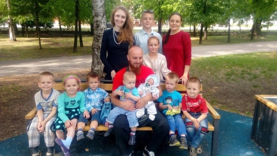 Дочь владимирского многоженца Ивана Сухова публично обвинила его в домогательствах О ситуации 18-летняя Анна рассказала в эфире федерального канала. Мужчина якобы совершил противоправные действия, когда девочке не было и 14 лет. Кроме того, говорилось о совершении аналогичных незаконных действий в отношении еще одной несовершеннолетней девочки. История дошла до Бастрыкина. Он поручил провести проверку. В итоге было принято решение об отказе в возбуждении уголовного дела. Сейчас региональное следственное управление проводит дополнительную проверку. Подписаться Написать в редакцию