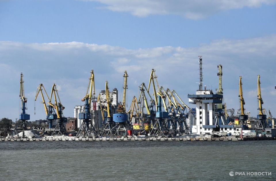 Таможенный пост в Мариуполе откроют к 2027 году ВЛАДИВОСТОК 8 сен РИА Новости Таможенный пост в Мариуполе откроют к 2027 году заявил РИА Новости врио председателя правительства ДНР Андрей Чертков на ВЭФ Двадцать второго августа правительство РФ обнародовало распоряжение которым морские порты Мариуполь и Бердянск были внесены в перечень открытых для захода иностранных судов По словам Черткова сейчас в Мариуполе идет реконструкция порта на Азовском море а также проводятся работы по дноуглублению чтобы в порт могли заходить и сухогрузы с водоизмещением до десяти тысяч тонн Порт работает и сейчас Как реконструкция идет так и дноуглубление Но пока к нам нельзя везти продукцию пока мы только можем на экспорт отгружать но я надеюсь что этого пока бу Подробнее