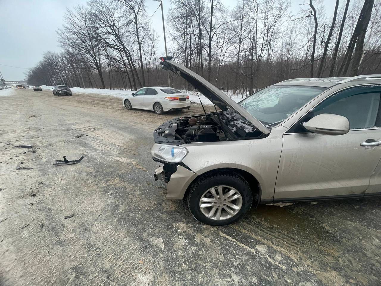 ⏺ В Татарстане водитель иномарки получил перелом, врезавшись в стоящее авто  Сегодня утром в Нижнекамске произошло серьезное ДТП. Авария случилась на улице 2-я Промышленная.  По предварительным данным Госавтоинспекции, 30-летний водитель автомобиля Toyota Avensis, двигаясь со стороны Нижнекамска в направлении Набережных Челнов, не выбрал безопасную скорость и выехал на «встречку», где столкнулся со стоящим автомобилем Zotye T600. За рулем последнего был 48-летний мужчина.  В результате ДТП пострадал водитель Toyota. Он получил перелом голени. Госпитализация не понадобилась.   Обстоятельства ДТП выясняются.