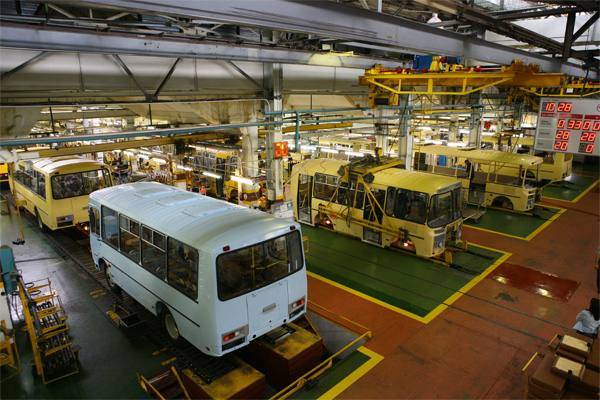 Легендарный ПАЗ остановил работу. Конвейеры одного из ведущих российских производителей автобусов опустели на фоне резкого снижения спроса на большегрузы.  По информации Mash, предприятие закрылось минимум до 4 августа. За этот период там проведут ремонтные и восстановительные работы. А пока выпуск автобусов на тормозе, на заводе остался только дежурный охранник. Все 2600 сотрудников находятся в корпоративном отпуске. До этого сообщалось, что заводы КАМАЗ, АвтоВАЗ и ГАЗ временно перейдут на четырёхдневку на фоне падения продаж.   Как заявили нам в пресс-службе, это плановый отпуск. При этом раньше представители ГАЗ признавались, что им приходится идти в отгул из-за падения рынка.   В апреле 2025 года ПАЗ продал 392 автобуса, а за первый квартал — 1016 штук, это примерно по 330–350 автобусов в месяц. Для сравнения, в июле 2024-го с конвейера сошло больше 1,5к, а на пике производства в 80-х завод выпускал до 16,5к машин в год.  ПАЗ сложился