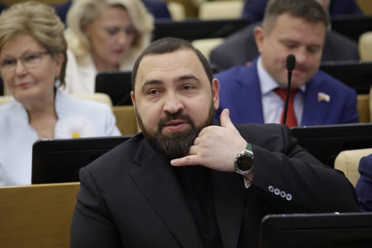Депутат Хамзаев предложил отменить плавающую цену на авиабилеты «Пора убрать бесконтрольную динамичное ценообразование, плавающую цену на авиабилеты. Должна быть фиксированная цена: сколько стоит полететь в конкретную точку. И точка!»,— заявил депутат Государственной Думы Султан Хамзаев комментируя утверждение в должности нового министра транспорта РФ Андрея Никита. «В Государственной Думе на протяжении всего созыва отстаиваю позицию: тарифы на авиабилеты должны быть «экономически удобны» не для перевозчиков-гигантов, а для людей. Государство в полной мере оплачивает все издержки, которые несут компании: датирует, поддерживает, дает различные преференции. Если мы хотим продолжать развивать внутренний туризм, то стоимость на направления внутри страны должны стоить дешевле международных рейсов»,– подчеркнул парламентарий.