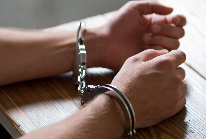 В Оренбуржье арестовали мужчину заказавшего убийство из за долга В Оренбуржье задержан 49 летний бизнесмен По версии следствия он не хотел возвращать долг в 15 млн рублей и решил устранить кредитора Мужчина нашёл исполнителя передал деньги на покупку машины и оружия показал фото жертвы Но тот обратился в правоохранительные органы Заказчика задержали при передаче денег за якобы выполненное убийство Суд отправил его под стражу расследование продолжается