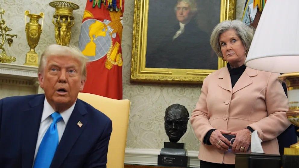 Ближайшая советница Трампа охарактеризовала его как самоуверенного мстительного и личность алкоголика Руководитель аппарата Белого дома Сьюзан Уайлс неожиданно откровенно высказалась в серии интервью американскому журналу Vanity Fair Среди прочего она заявила что президент США Дональд Трамп обладает личностью алкоголика черты которой усиливаются при употреблении спиртного Уайлс рассказала что выросла с отцом алкоголиком и хорошо разбирается в подобных ярко выраженных личностях Она поделилась оценками Трампа и его окружения так будто ей не приходится опасаться за своё рабочее место Вот самые заметные высказывания  Трамп движим жаждой мести Многие действия во время его второго срока продиктованы стремлением к возмездию Я не думаю что он просыпается утром и думает о мести Но если появляется возможность он ею воспользуется говорит Уайлс  Трамп игнорирует советы в том числе по вопросам депортаций таможенных пошлин и помилований например Уайлс рассказывает что безуспешно пыталась убедить его отложить объявление крупных таможенных тарифов поскольку среди его советников существовали серьёзные разногласия по этому поводу   Он действует в убеждённости что нет ничего чего он не смог бы добиться Ничего абсолютно ничего говорит о его характере советница  Уайлс также нелестно высказывается о вице президенте Джей Ди Вэнсе По её словам он уже десятилетие является конспирологом а его превращение из критика Трампа в лояльного союзника было вполне политически мотивированным  О технологическом миллиардере и бывшем союзнике Трампа Илоне Маске Уайлс говорит что это признанный потребитель кетамина и странный чудак как это часто бывает с гениями Слова вырваны из контекста После публикации интервью Уайлс обрушилась с неожиданной критикой на Vanity Fair в X и заявила что её слова вырваны из контекста Опубликованная сегодня утром статья это лживый заказной материал против меня и лучшего президента лучших сотрудников Белого дома и лучшего кабинета всех времён Были проигнорированы важные контексты и многое из того что я и другие говорили о команде и президенте было опущено После прочтения я исхожу из того что это сделано для того чтобы нарисовать последовательно хаотичный и негативный образ президента и нашей команды написала она На статью также отреагировала пресс секретарь Белого дома Кэролайн Левитт у Трампа нет более важной или более лояльной советницы чем Сьюзи и всё правительство благодарное ей за её благоразумное руководство сплочённо стоит за Уайлс BILD Russian