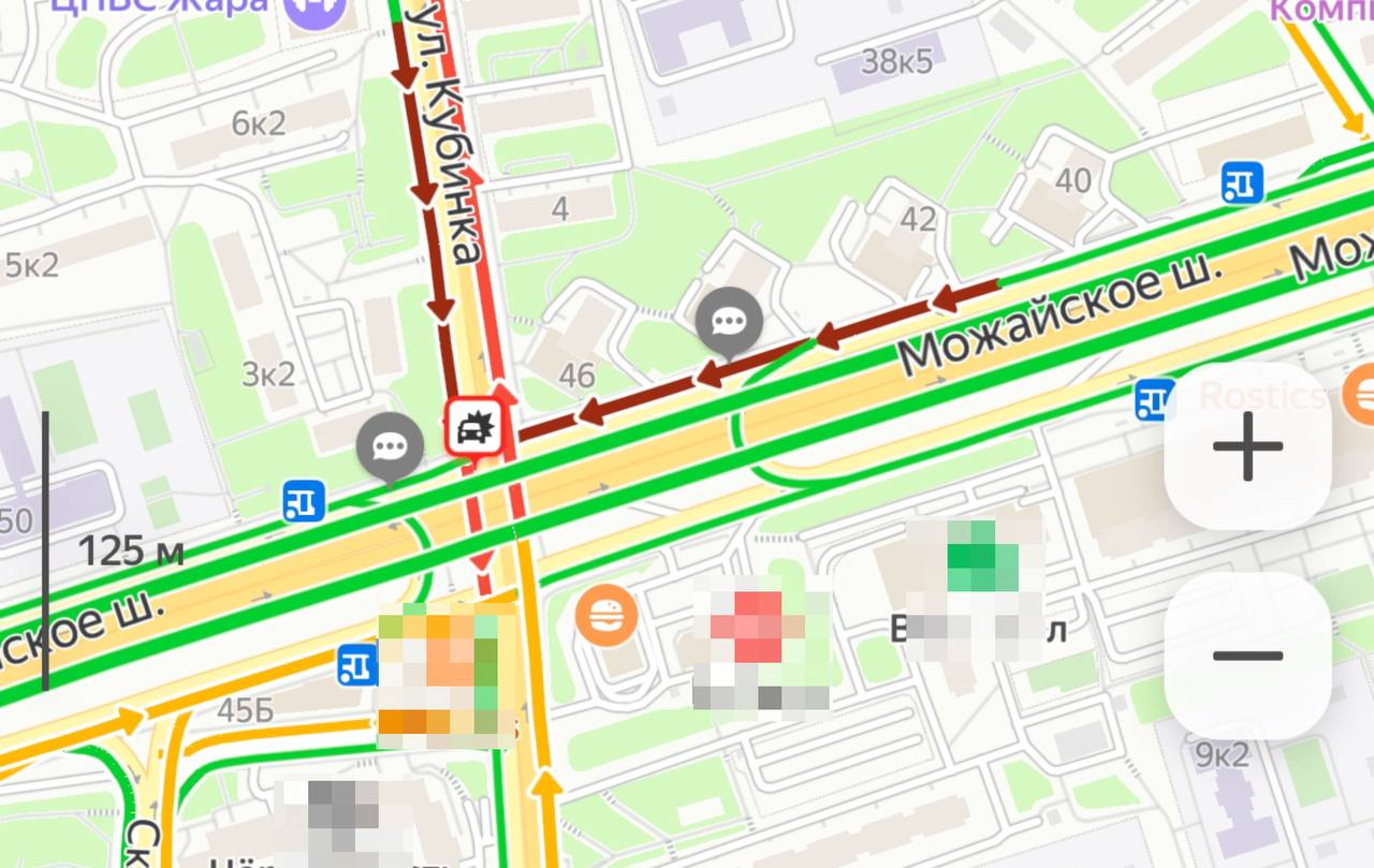 На Можайском шоссе, неподалёку от здания с номером 48, случилась авария с участием трёх автомобилей.   Водитель «Шевроле» проигнорировал сигнал светофора и проехал на красный, что привело к столкновению с машинами «Шкода» и «Омода».   К большому сожалению, один из пассажиров автомобиля «Шкода» погиб на месте, а второй получил травмы.
