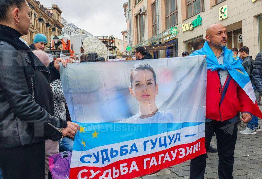 Такой флаг с изображением Евгении Гуцул принесли к посольству Молдавии в Москве Фото корра RT Кости Придыбайло Rogandar