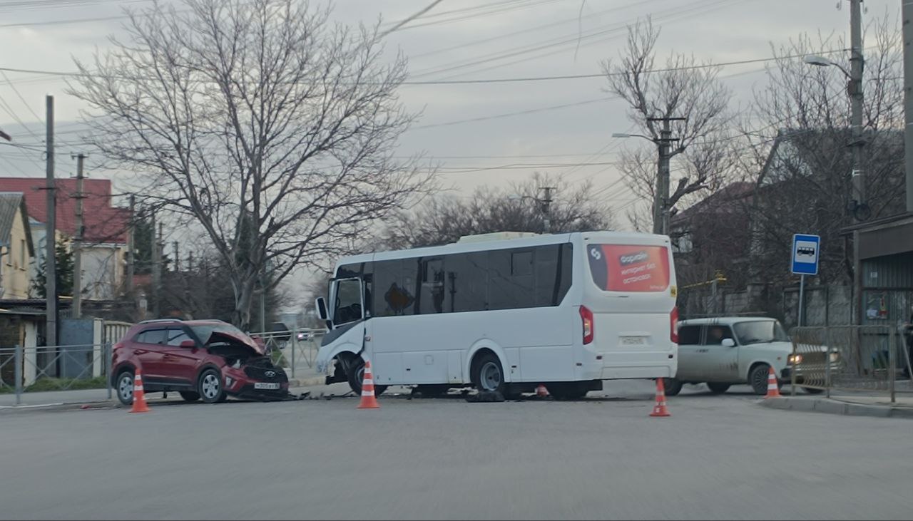 Серьезное ДТП с автобусом произошло на улице Сельской в Симферополе.   В результате ДТП водитель и два пассажира, 1973 и 1978 г.р., находившиеся в автомобиле «Хендай Крета» получили телесные повреждения и доставлены в медицинское учреждение.