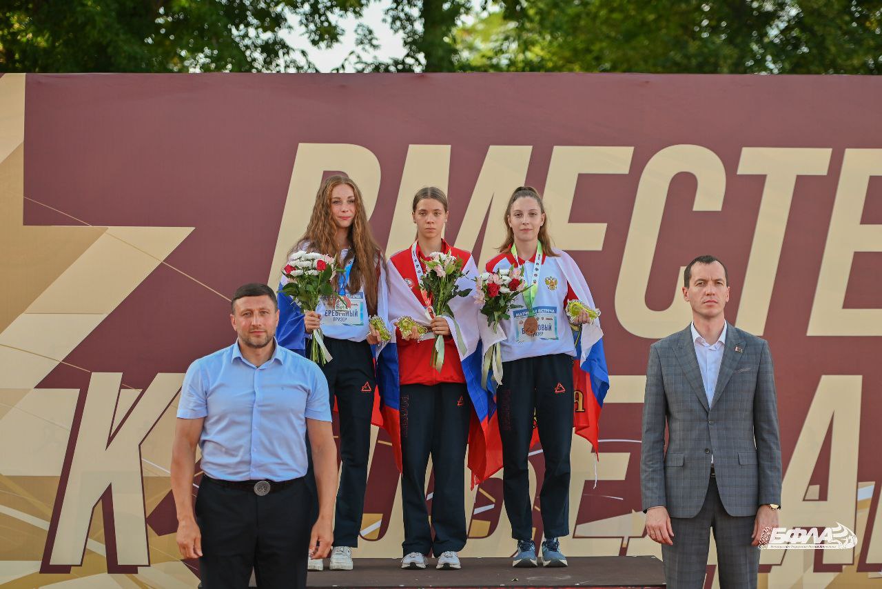 Легкоатлеты из Приморья достойно представили Россию на матчевой встрече в белорусском Бресте. Соревнования были приурочены к 80-летию Победы в Великой Отечественной войне. Приморские спортсмены завоевали четыре медали. Лев Кукушкин из Владивостока получил серебро в беге на 400 метров с барьерами, уступив победителю всего 0,12 секунды. Георгий Шумков из Фокино стал чемпионом на дистанции 1,5 тысячи метров. Виктория Урсова из Спасска-Дальнего завоевала сразу две золотые медали — в беге на 1,5 тысячи и 800 метров.