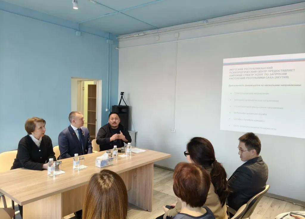 ОЛЬГА БАЛАБКИНА Артур Орлов и психологи Якутска обсудили поддержку детей и родителей 21 января в Якутске состоялась встреча Артура Орлова лидера Движение Первых с психологами Якутского республиканского психологического центра Модератором встречи выступила Заместитель Председателя Правительства Якутии Ольга БАЛАБКИНА Основное внимание на встрече было уделено вопросам психологической поддержки детей и их родителей Артур Орлов подчеркнул важность работы с детьми и их семьями отметив что именно поведение родителей часто отражается на детях Директор Центра Владимир Скрябин также подтвердил эту мысль указав на взаимосвязь между родительским поведением и эмоциональным состоянием детей Ключевые темы обсуждения включали 1   Психологическую поддержку детей и родителей с акцентом на активное участие родителей в решении проблем своих детей 2   Роль ветеранов специальной военной операции в жизни молодежи и необходимость их общения с детьми для открытого обсуждения переживаний 3   Поддержку матерей и жен военнослужащих через консультации и группы поддержки 4   Вовлечение подростков в государственные и общественные движения а также помощь молодежным лидерам в раскрытии их потенциала Встреча стала площадкой для обсуждения актуальных вопросов в сфере психологии и воспитания молодежи единаяроссия сахасирэ ольгабалабкина мыработаем россия якутия арктика экология арктическаяякутия Подписывайтесь на канал   t me balabkinaov