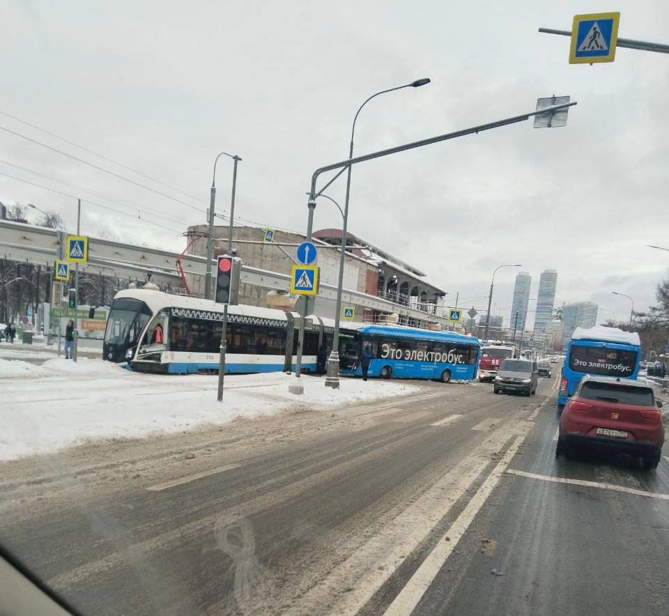 Трамвай и электробус столкнулись около ВДНХ Причины происшествия устанавливают сотрудники Госавтоинспекции Из за ДТП задерживаются трамваи 11 17 и 25 Маршруты временно изменены предупреждает Дептранс 1  2  5 человек пострадали в результате ДТП сообщает АГН Москва Это двое водителей и три пассажира электробуса 1  2  Движение трамваев восстановлено Подписаться на Москва 24 Наши каналы Новости в MAX