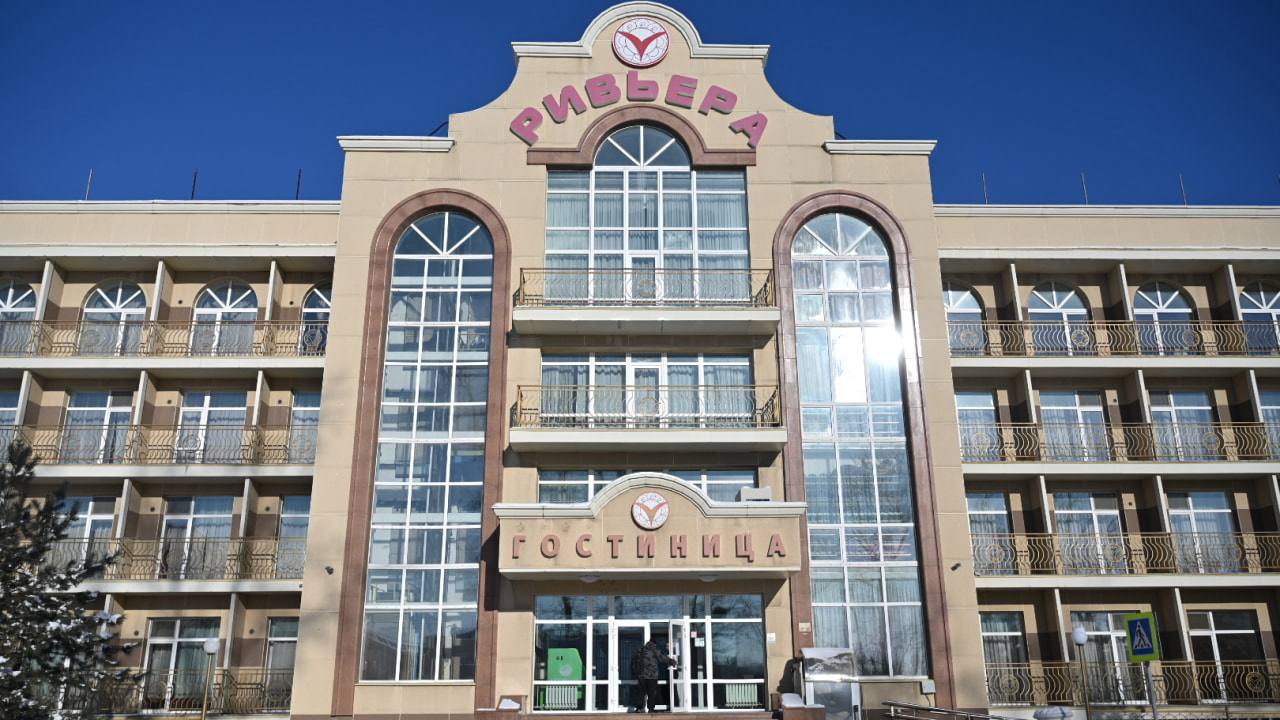 Внезапное закрытие гостиницы на Заимке привело к скандалу Представители гостиницы Ривьера на Заимке неожиданно оповестили хабаровчан что она не может осуществлять деятельность по независящим от них причинам Что именно произошло не сообщается Люди которые уже забронировали номера в том числе на новогодние каникулы не могут получить никаких ответов что будет теперь с их предоплатой и планами на праздники Все звонки клиентов сейчас переведены на автоответчик Прочитать статью полностью Подписаться на DVHAB Написать в DVHAB