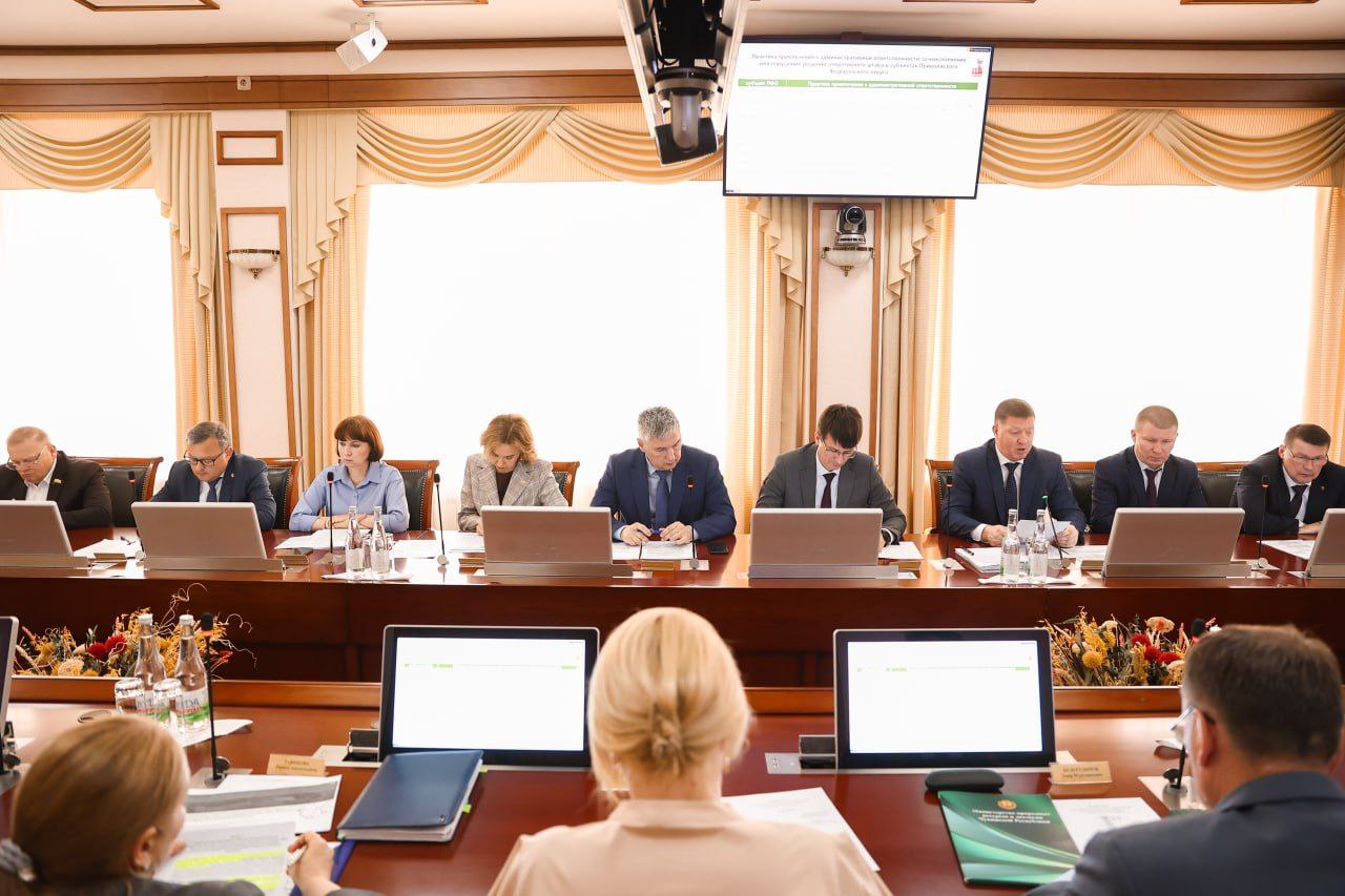 Правительство Чувашии утвердило изменения в региональной программе газификации В период с 2026 по 2027 год газопроводы высокого и низкого давления и газорегуляторные пункты появятся в поселке Спотара Ибресинского округа, а также деревнях Кишля и Красный Яр Красночетайского округа. Соответствующее постановление одобрено на заседании Кабинета министров Чувашии, который состоялся под руководством Председателя Правительства Сергея Артамонова. Согласно информации Минстроя Чувашии, в прошлом году по программе была подготовлена проектная документация на 52 объекта, и завершены строительно-монтажные работы на 4 из них, в результате чего было построено 11,8 км газораспределительных сетей на сумму 35,4 млн рублей. В 2025 году планируется разработка проектной документации для газификации двух объектов в Красночетайском округе и выполнение строительно-монтажных работ на 52 объектах в 12 округах Республики с общим объемом финансирования в 187,3 млн рублей.
