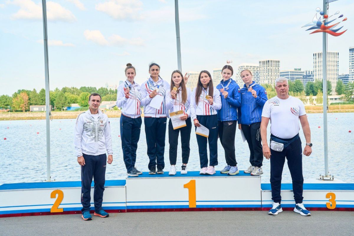 Воронежская каноистка Шляпникова завоевала третье золото Чемпионата России Свою третью золотую медаль завоевала воронежская спортсменка Екатерина Шляпникова на чемпионате России по гребле на байдарках и каноэ. ↗ Прислать новость Подписаться