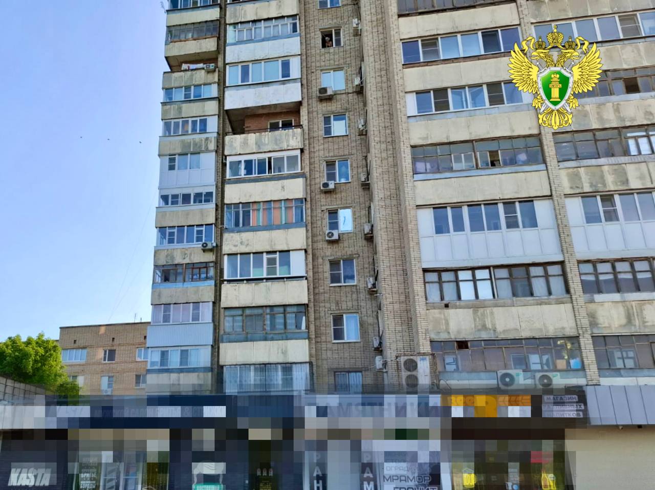 Тело семилетней девочки обнаружили под окнами многоэтажки в Волгодонске. Предварительно, она выпала из окна 10 этажа. Сейчас следователи выясняют, что привело к трагедии.
