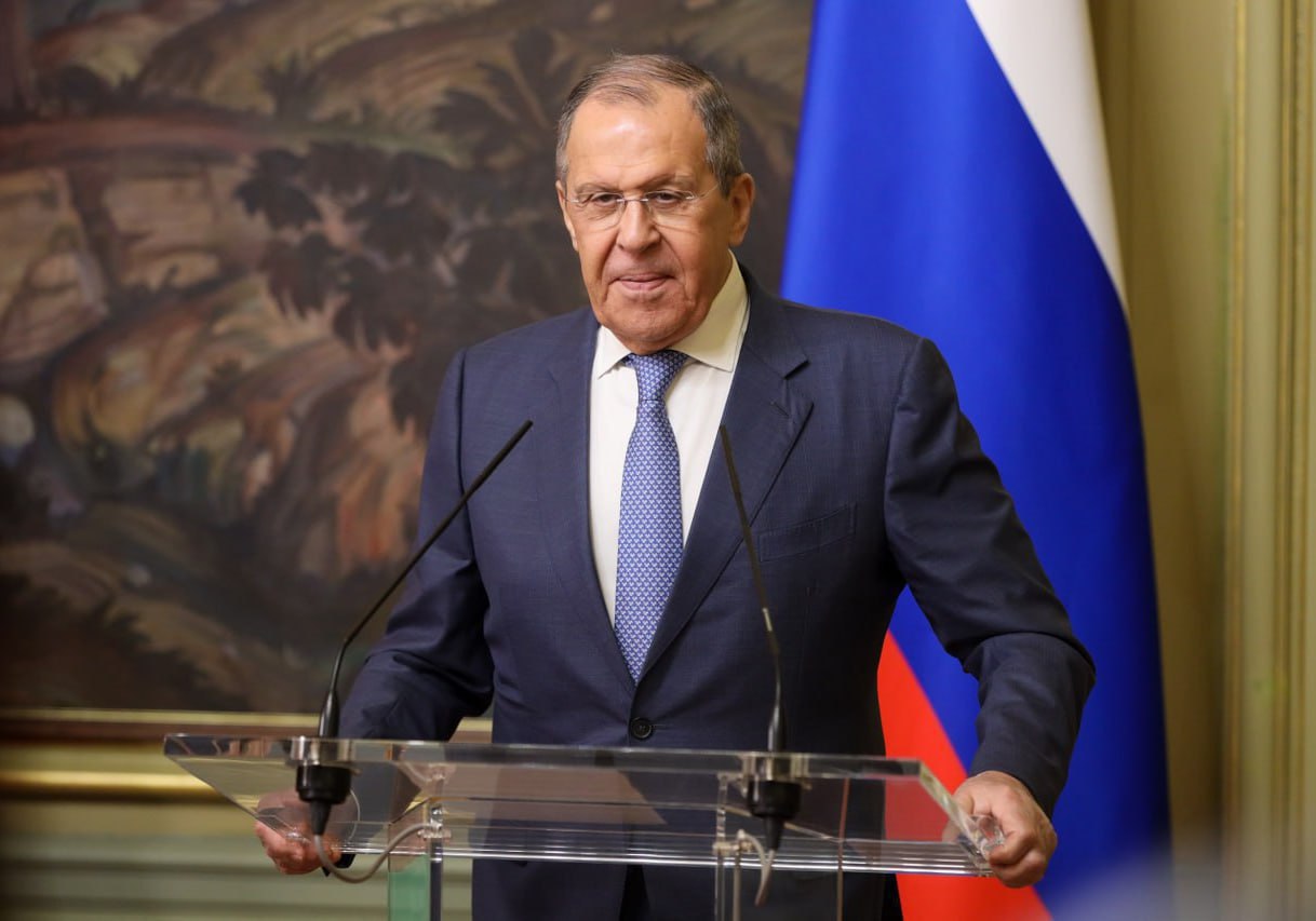 Поздравление Министра иностранных дел Российской Федерации С В Лаврова ректору МГИМО А В Торкунову с 75 летием 26 августа 2025 года   Уважаемый Анатолий Васильевич Сердечно поздравляю Вас с Днём рождения Дорожу нашей более чем полувековой дружбой зародившейся в стенах родного МГИМО С теплотой вспоминаю весёлые студенческие годы сплотившую нас работу в стройотряде подготовку номеров Международника совместное участие в капустниках Талантливый руководитель авторитетный учёный международник академик РАН Чрезвычайный и Полномочный Посол член Коллегии МИД во всех начинаниях Вас отличают трудолюбие принципиальность готовность брать на себя ответственность в непростых делах Поистине выдающийся личный вклад Вы внесли в развитие и модернизацию Альма матер Возглавив Институт в трудное переломное для страны время Вы смогли сохранить и преумножить его славные традиции Сегодня МГИМО является инновационной устремлённой в будущее кузницей высококвалифицированных специалистов в области международных отношений продолжает занимать ведущие позиции в глобальном образовательном и научном мире Ваша многолетняя работа на благо Отечества отмечена высокими государственными наградами а лучшие личные качества мудрость отзывчивость доброжелательность и неиссякаемое чувство юмора снискали искреннюю любовь всех кому посчастливилось учиться у Вас работать и дружить с Вами Радует что Вы по прежнему молоды душой полны творческих планов и энергии Желаю Вам здоровья крепости духа сил и всего наилучшего С ЛАВРОВ