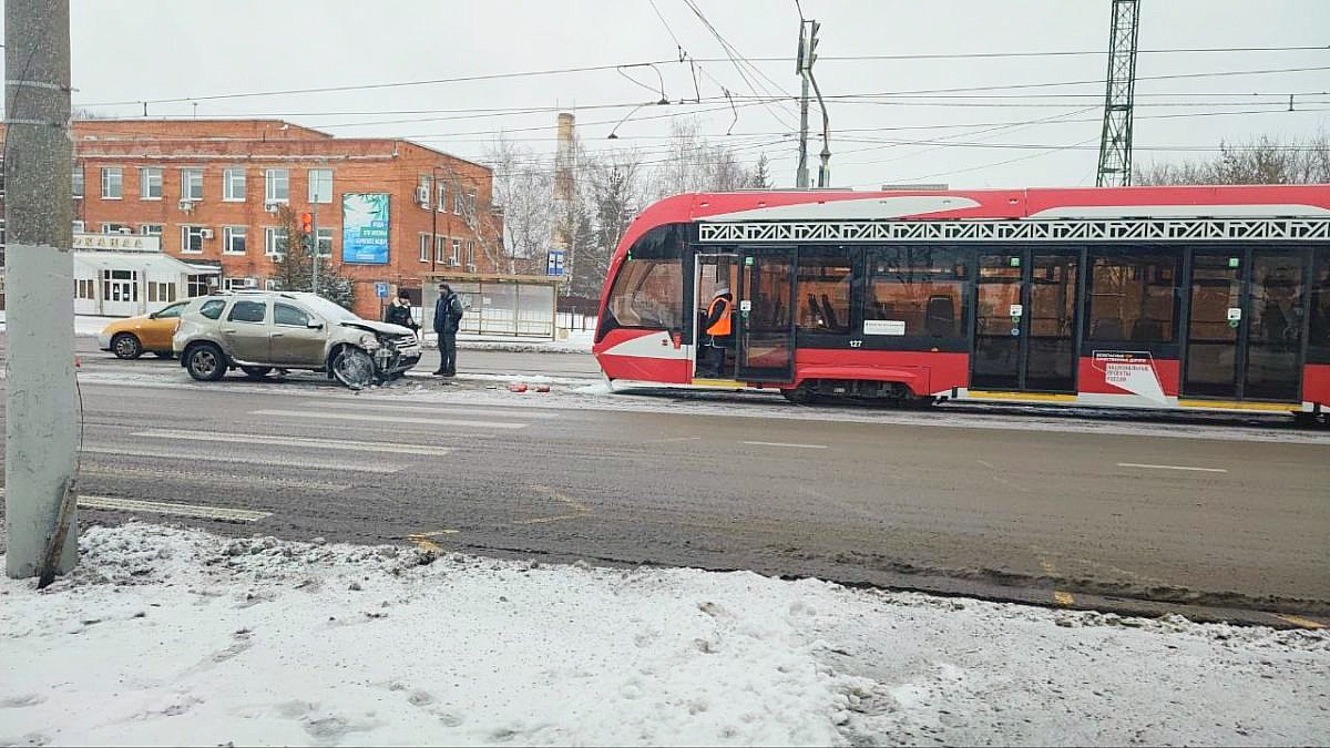 В Туле на Демидовской плотине произошло ДТП со «львенком»  " ...рядом с остановкой «Водоканал» на трамвайных путях примерно в 9 утра. Столкнулись «львёнок» и Renault Duster...  О пострадавших информации не поступало... "  newstula.ru/fn_1586531.html