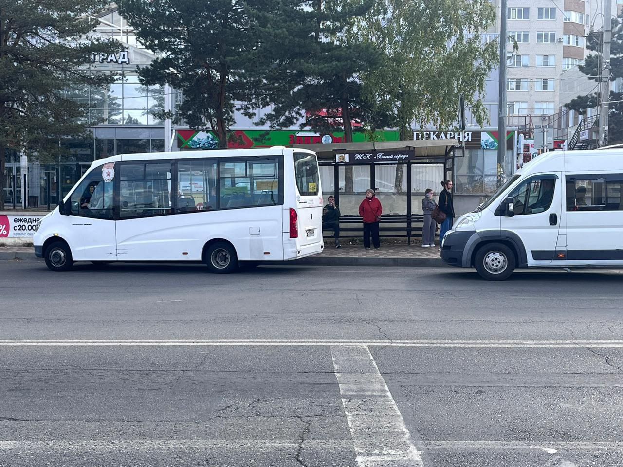 Порядка 10 маршрутов общественного транспорта Ставрополя планируют перевести на регулируемый тариф Ситуация с общественным транспортом в городе стала одной из тем прямой линии главы Ставрополя Ивана Ульянченко 30 января Ставропольцы выразили недовольство по поводу взлетевших цен на проезд с начала года и поинтересовались изменится ли ситуация В свою очередь градоначальник сообщил что в Ставрополе планируют перевести на регулируемый тариф около 10 маршрутов Мы ежедневно следим за выходом автобусов на рейсы и мониторим 55 маршрутов Постепенно начнем переводить их на регулируемый тариф в планах на этот год около 10 маршрутов заявил Ульянченко Первым из них станет маршрут 20 Мэр подчеркнул что при переходе на регулируемый тариф все действующие льготы для пассажиров сохранятся На сегодняшний день на регулируемом тарифе в краевом центре работают лишь 11 маршрутов общественного транспорта Вместе с тем ежедневно на линию выходит более 670 единиц транспорта  Подписаться на 1777 в Телеграм MAX