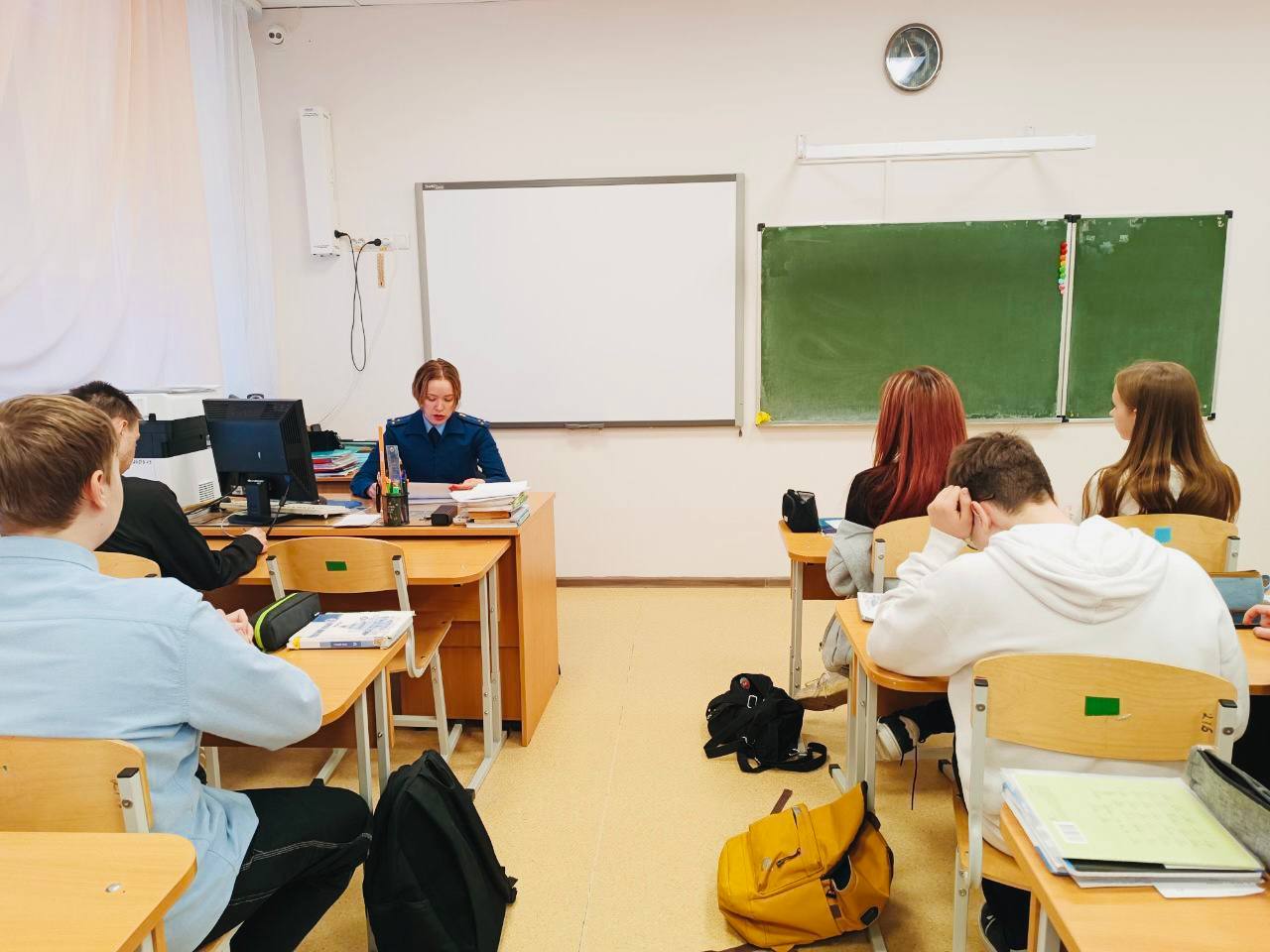 В преддверии 80-летия Победы в Великой Отечественной войне помощник прокурора города Урая Наталья Антонова встретилась с учащимися 9 класса средней общеобразовательной школы №5. Представителем прокуратуры дошкольников доведена информация о роли органов прокуратуры во время Великой Отечественной Войны, проведена викторина по событиям войны.