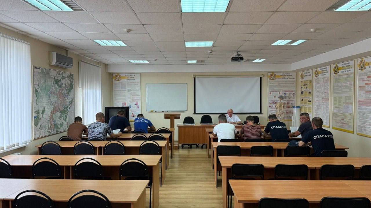 ‍  Поисково-спасательный отряд Ставрополя в 2025 году спас более 230 жизней.   Статистику за последние полгода привели в городской администрации:  проведено около 2 тысяч операций;  спасен 231 человек, среди которых 32 ребенка.   Поисково-спасательный отряд прошел аттестацию. Комиссия оценила знания и навыки по медицине, психологии, пожарной безопасности, подготовку по топографии и связи и другие. Все спасатели подтвердили квалификацию, а 10 человек её повысили.