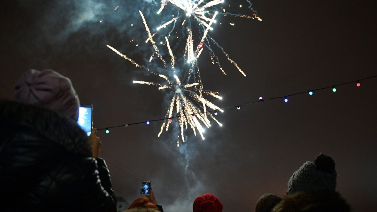 В Хабаровске открыт сбор средств на фейерверк для онкобольных детей Неравнодушные жители Хабаровска снова запускают ежегодный сбор средств на новогодний фейерверк для детей которые находятся в онкоцентре Активисты хотят раскрасить салютом новогоднюю ночь напротив окон детского онкологического отделения больницы имени Пиотровича на Прогрессивной а также пригласить в палаты детей Деда Мороза и Снегурочку Нынешней зимой фейерверк запустят в восьмой раз За 4 часа до наступления Нового года под окнами детского онкологического отделения появится Дед Мороз и ударит посохом 3 раза дав старт фейерверку из 250 залпов После этого зимний волшебник поднимется в отделение и вручит детям подарки о которых его попросили в письмах Ориентировочная стоимость мероприятия 600 тысяч рублей 400 из них уйдут на фейерверк остальные 200 на подарки детям Поддержать проект можно по ссылке Будь в курсе событий везде ОК VK MAX