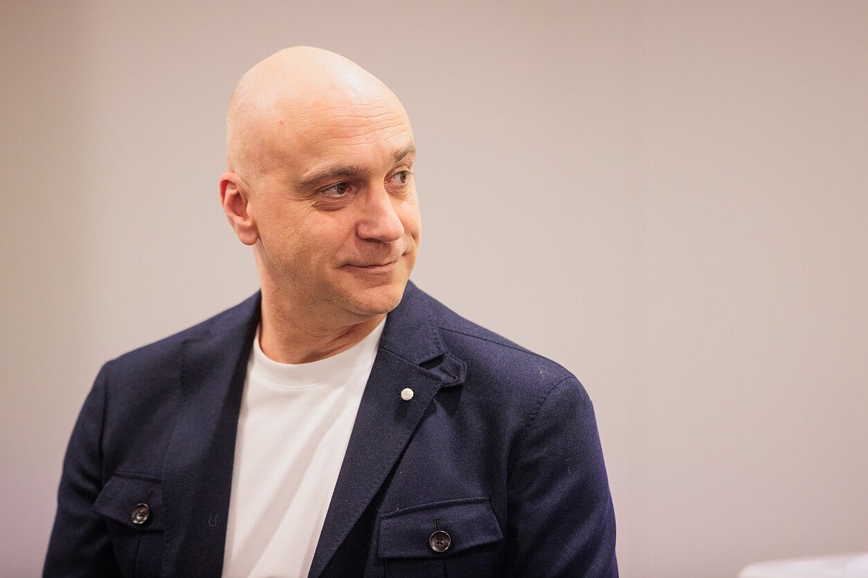 Прокуратура прекратила расследование о разжигании ненависти в передаче Раманаускаса Генпрокуратура Литвы приняла решение прекратить досудебное расследование по делу о высказываниях Альгиса Раманаускаса в отношении людей употребляющих русскую культуру Прокурор Генеральной прокуратуры оценив собранные в ходе расследования данные и выводы экспертов принял решение прекратить досудебное расследование по факту подстрекательства к вражде против какой либо национальной расовой или иной группы людей говорится в сообщении распространённом в четверг Прокуроры пришли к выводу что хотя высказывания А Раманаускаса носят оскорбительный и унизительный характер при отсутствии конкретных заявлений призывающих к ненависти или насилия против определённой группы людей В сентябре прошлого года во время на платформе YouTube А Раманаускас враждебно высказался о людях употребляющих русскую культуру заявив что у таких надо отобрать детей а потом их расстрелять Подробности по ссылке Фото LRT