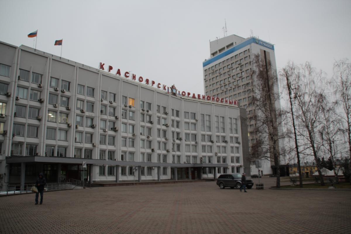 В Красноярске планируют изменить порядок начисления пенсий за выслугу лет для чиновников мэрии Соответствующий проект решения опубликован на сайте Городского совета Документ предполагает что размер выплат будут рассчитывать не от зарплаты а от удвоенного денежного вознаграждения Право на такую пенсию появится не после шести а после пяти лет службы Базовый размер выплат составит 45 от двойного оклада За каждый дополнительный год службы к пенсии будут прибавлять еще по 5 но общий размер не превысит 95 Кроме того выплаты автоматически будут индексироваться при изменении минимального оклада муниципальных служащих Подробнее на Бабре красноярск kras 24