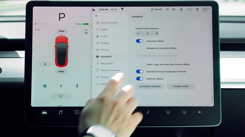 Суд обязал Tesla выплатить свыше 242 миллионов долларов за ДТП шестилетней давности  Присяжные федерального суда штата Майами признали компанию Tesla частично ответственной за ДТП со смертельным исходом, произошедшее ещё в 2019 году. В общей сложности она должна будет выплатить компенсации и штраф на сумму около 242,5 миллиона долларов.   Шесть лет назад водитель Tesla Model S с активированной функцией Enhanced Autopilot отвлёкся от дороги и, проезжая перекрёсток на скорости около 100 км/ч, влетел в припаркованный автомобиль и стоявших рядом его владельцев. На суде виновник заявил, что был уверен — «автопилот» остановит электрокар, обнаружив препятствие.   По версии стороны истцов, Tesla разработала свою систему полуавтономного вождения только для автомагистралей, но сознательно не ограничила возможности автовладельцев в её использовании. И фактически превратила обычные дороги в испытательный полигон для своей несовершенной технологии.  Предполагается, что этот вердикт может стать прецедентом. В настоящее время в Штатах рассматривается около десятка похожих дел, в которых виновник аварии включил Autopilot или его более продвинутую версию Full Self-Driving  Supervised  перед столкновением.
