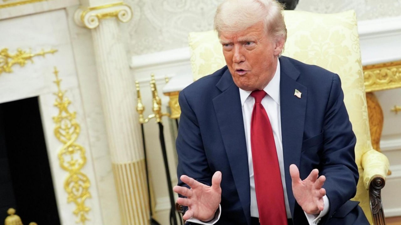 Суды массово отменяют указы Трампа Всего за полгода президентства Трампа против его указов и действий подали как минимум 500 исков — почти по четыре в день. И в 75% случаев судьи вставали не на его сторону. Большая часть указов Трампа например, на DEI, гражданство, миграцию подвергались приостановке или отмене судами. Единственные победы Трамп одержал там, где делами занимались судьи, назначенные им самим. По сути, суды — пока те немногие, кто еще может сдержать его пыл.