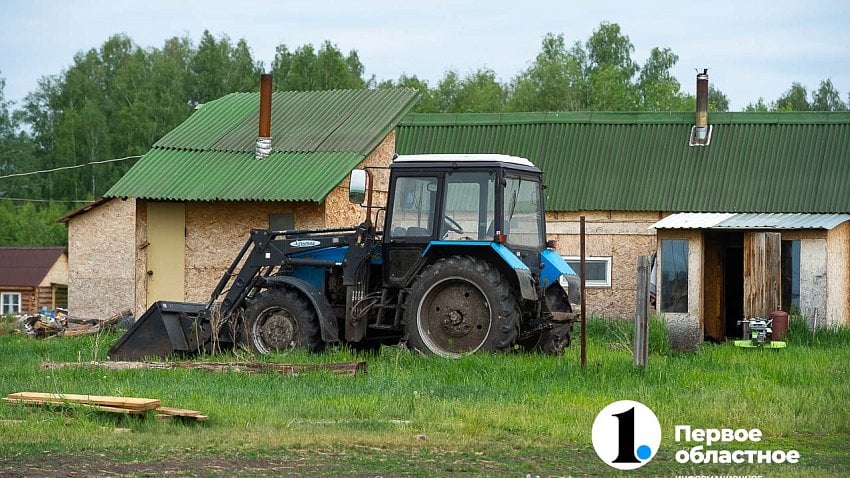 В Челябинской области увеличили господдержку аграриев на 110 миллионов рублей  Дополнительные средства по решению губернатора направят из бюджета на строительство и модернизацию объектов АПК в регионе. Речь идет о племенных репродукторах, селекционно-семеноводческих центрах, зернохранилищах.  «Наши аграрии обеспечивают продовольственную безопасность не только Южного Урала, но и всей страны. В свою очередь, мы готовы им помогать, делать все необходимое, чтобы обеспечивать рост объемов, качества и ассортимента продукции, которая идет на полки магазинов Челябинской области и других регионов страны», - подчеркнул Алексей Текслер.  Общий объем господдержки южноуральских аграриев в 2024 году превысит 2,8 миллиарда рублей.