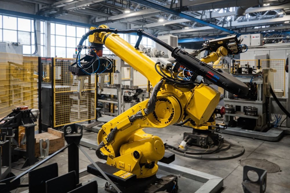 Челябинская область в десятке регионов лидеров по взаимодействию с федеральным Фондом развития промышленности По России у нашего региона 9 ое место по количеству инвестпроектов профинансированных ФРП 6 ое место по сумме льготных займов выданных южноуральским предприятиям федеральным ФРП В УрФО и по числу проектов и по сумме финансовой поддержки Челябинская область на 2 ой строчке При этом соглашение федерального Фонда с ФРП Челябинской области даёт компаниям возможность получать займы по совместным программам А региональный Фонд разработал и реализует ряд собственных программ господдержки промышленных предприятий В арсенале нашего Фонда более десяти собственных программ льготного заёмного финансирования Это одна из самых широких линеек среди региональных ФРП поясняет директор ФРП Челябинской области Сергей Казаков Один из самых крупных заёмщиков Фонда миасский автозавод УРАЛ ведет работу по созданию собственного импортозамещающего производства ведущих мостов Благодаря господдержке на площадке автозавода в 2025 году заработали два производственных участка по выпуску комплектующих для ведущих мостов грузовиков Правительство Челябинской области в MAX