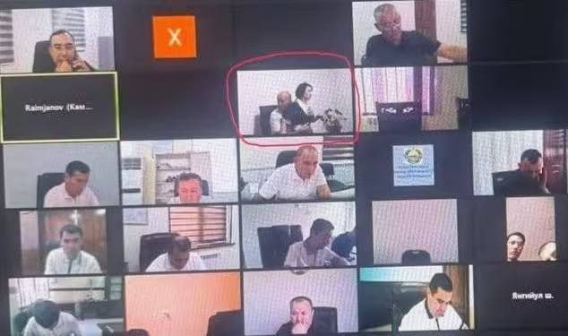 В Узбекистане уволили чиновника, который обнимал секретаршу он посадил ее на колени во время онлайн-совещания. В соцсетях разошлось фото, на котором чиновник Министерства занятости и сокращения бедности Узбекистана во время видеосовещания обнимает сидящую у него на коленях сотрудницу. Вероятно, мужчина забыл, что у него в этот момент была включена камера. В ведомстве заявили, что «трудовой договор с сотрудниками, упомянутыми в сообщениях, расторгнут. Министерство придерживается принципа абсолютной нетерпимости к нарушениям служебной дисциплины и норм этики». Источник: ЧЕРНЫЙ ВОРОН