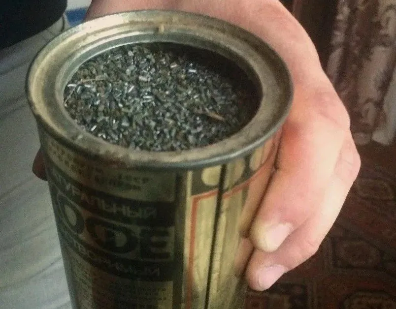 В Ики Бурульском районе у местного жителя изъяли более 246 граммов пороха Оперативники обнаружили металлическую банку с порошкообразным веществом в кладовой комнате домовладения Экспертиза подтвердила что это механическая смесь промышленно изготовленного пороха пригодная для производства выстрелов Решается вопрос о возбуждении уголовного дела Фото МВД Калмыкии Быть в курсе Прислать новость Также подписывайтесь на наш новостной канал в MAX Вести Калмыкия