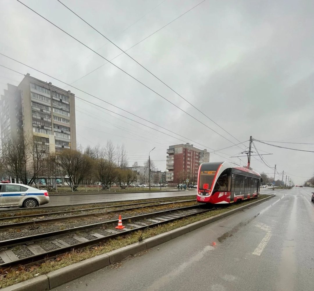 ГородЧе В Череповце травмировалась пассажирка трамвая. Она стояла в центре вагона, не держась за поручень и упала, когда трамвай начал движение от светофора. Инцидент произошел накануне в Заречье у дома 161 по проспекту Победы. 65-летнюю женщину осмотрели медики, госпитализация не понадобилась. @