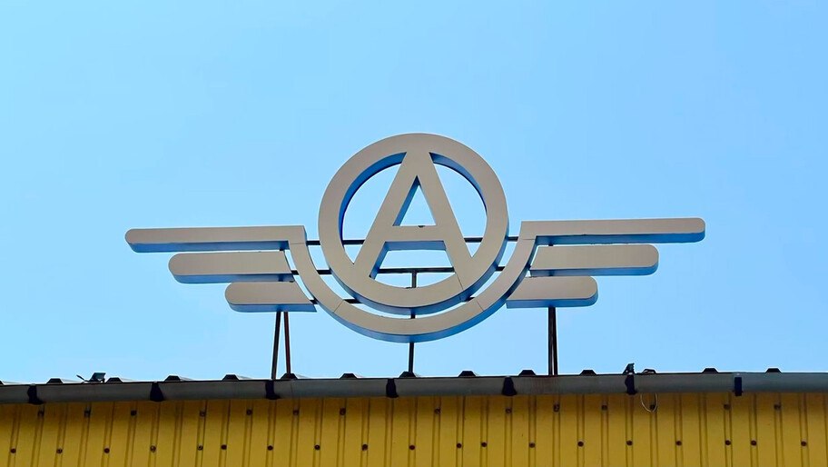 В Геническе провели обновление автостанции Установлены пандусы и санитарные зоны для маломобильных граждан, внедрена автоматизированная система продажи билетов, работают электронные табло и безналичная оплата. Обновлены зоны ожидания — с лавочками, освещением и озеленением. А также установлены видеокамеры, шлагбаум, предусмотрены резервные источники питания на случай отключения электричества. Улучшения продолжаются в рамках программы модернизации транспортной инфраструктуры. Фото: пресс-служба Министерства транспорта и развития транспортной инфраструктуры Херсонской области Читать полностью , VK и ОК и читайте новости на нашем сайте