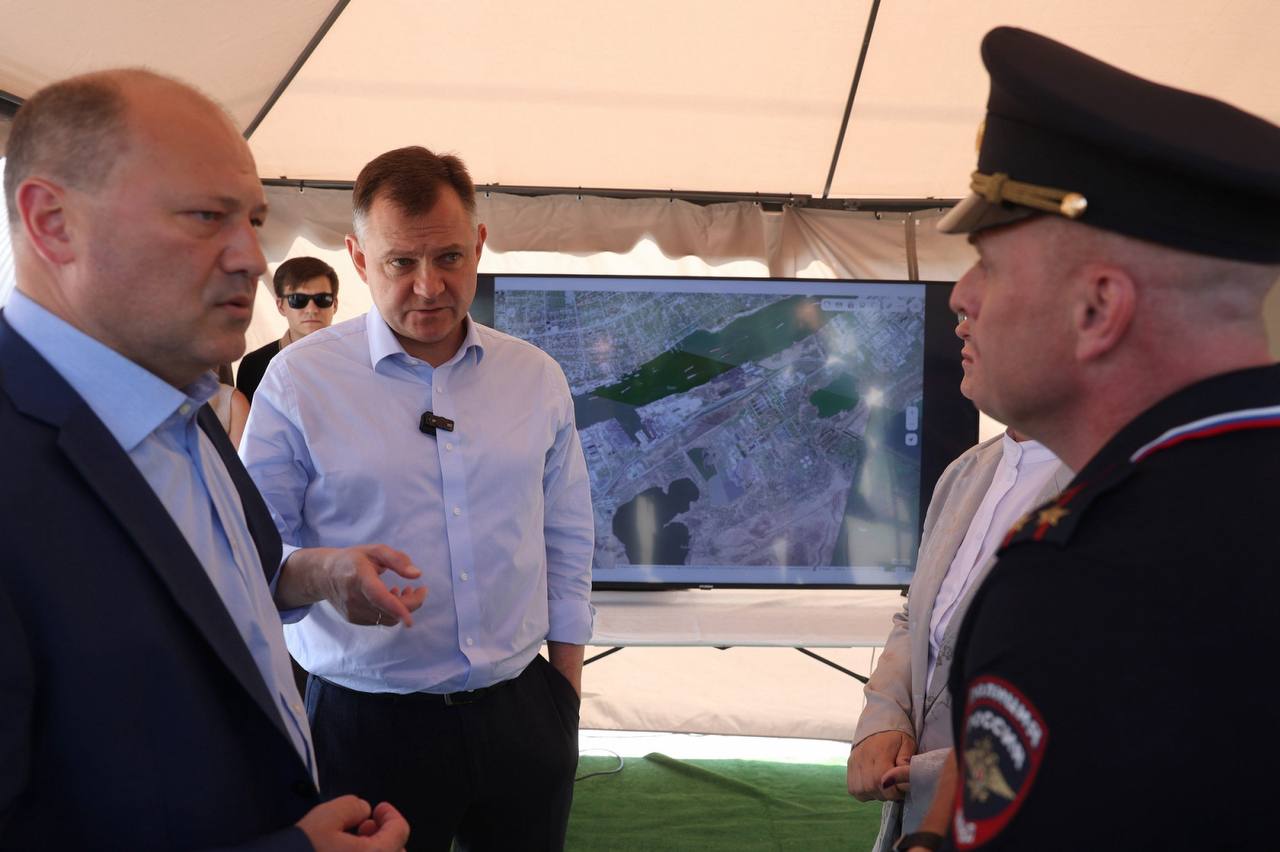 Власти нашли решение проблемы со стоянкой большегрузов на Луговой в Ростове Многолетняя проблема с загруженностью улицы Луговой в Ростове будет решена. До конца июля там оборудуют парковку, чтобы исключить стихийную стоянку большегрузов вдоль трассы. Об этом сообщили в пресс-службе правительства Ростовской области. Большегрузы, которые везут сельхозпродукцию в портовые терминалы на левом берегу Дона, постоянно паркуются вдоль Луговой улицы. Это и привело к многолетней загруженности дороги. При этом улица Луговая — ключевая в объездном маршруте между Ростовским транспортным кольцом и центром города, а также левым берегом Дона. Власти Ростовской области нашли решение проблемы и привлекли частного инвестора для создания парковки на ул.1-й Луговой, 44. Проект предусматривает около 400 машино-мест на участке площадью 7,5 гектар. На территории парковки оборудуют пункты питания, душевые и туалеты. До конца июля будет реализован первый этап строительства парковки — 50 машино-мест. Полностью оборудуют территорию к концу 2025 года. — Надо поставить знаки, запрещающие остановку, — так, чтобы машины заезжали на парковку и не парализовали улицу. Установку знаков надо синхронизировать с открытием парковки и обязательно обеспечить электронную очередь на разгрузку, — поручил врио губернатора Ростовской области Юрий Слюсарь областному минтрансу и ГАИ. Также глава региона поручил установить информационные щиты на ул. Луговой и подъездах к ней. Фото в тексте: пресс-служба правительства Ростовской области