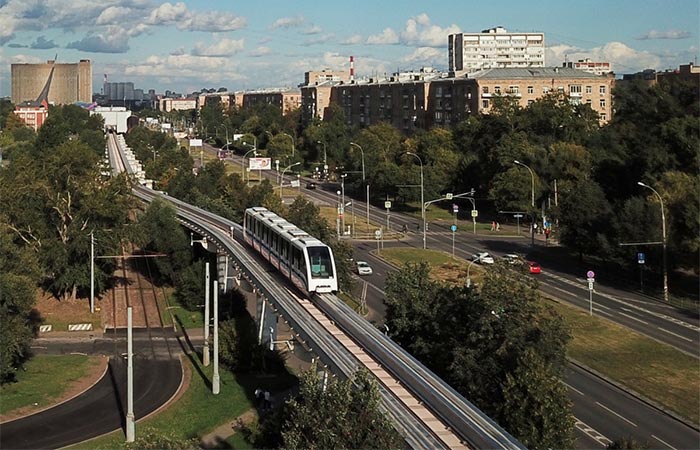 Власти Москвы предлагают на месте монорельса обустроить круглогодичный парк на высоте 6 метров над землей Голосование по этому предложению началось на портале "Активный гражданин". По данным Дептранса, монорельс стабильно убыточен: ежегодные затраты превышают 800 млн рублей, а себестоимость поездки одного пассажира составляет около 1,5 тысячи рублей, почти в 20 раз выше поездки на метро. За сутки монорельсом пользуются менее 2 тысяч человек. По данным Дептранса, в основном это туристы или пассажиры, которые ездят на нем от случая к случаю. Фото: Евгений Одиноков/РИА Новости