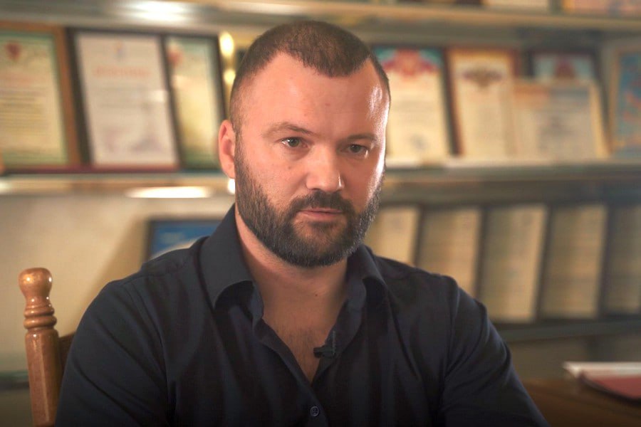 Сергей Цивилев ушел с поста гендиректора «Лискимонтажконструкции» Генеральный директор АО «Лискимонтажконструкция» ЛМК Сергей Цивилев покинул свой пост. О причинах ухода не сообщается. Бывший топ-менеджер не ответил на звонки журналиста «Абирега». Управление компанией теперь осуществляет ООО УК «Капитал». Согласно данным баз раскрытия корпоративной информации, 99% долей ООО УК «Капитал» принадлежит Владимиру Гаврилову, который также является его руководителем. 1% принадлежит Александру Клопову. Помимо этого, Гаврилов владеет 10% в ООО «Лискинский арматурный завод» ЛАРЗ , 50% которого находится у АО «Лискимонтажконструкция». ЛАРЗ ранее сообщал о планах построить производство с объемом инвестиций 6 млрд рублей. АО «Лискимонтажконструкция» было зарегистрировано в январе 1993 года и специализируется на производстве стальных труб, полых профилей и фитингов. Уставный капитал предприятия составляет 40 млн рублей. Информация о текущих акционерах компании публично не раскрывается, однако ранее сообщалось, что в конце 2022 года предприятие у основателя Николая Белоконева приобрёл топ-менеджер «Газпрома» Алексей Кахидзе. Добавим, ЛМК завершило 2024 год с чистой прибылью 699 млн рублей - втрое ниже показателя 2023 года. На этом фоне долговые обязательства компании выросли до 9,4 млрд рублей. «Ситуация напоминает финансовые качели: выручка растёт, а прибыль испаряется в расходах. При такой долговой нагрузке компания рискует попасть в долговую яму уже в 2025 году», - отметил собеседник «Абирега», знакомый с ситуацией в компании.