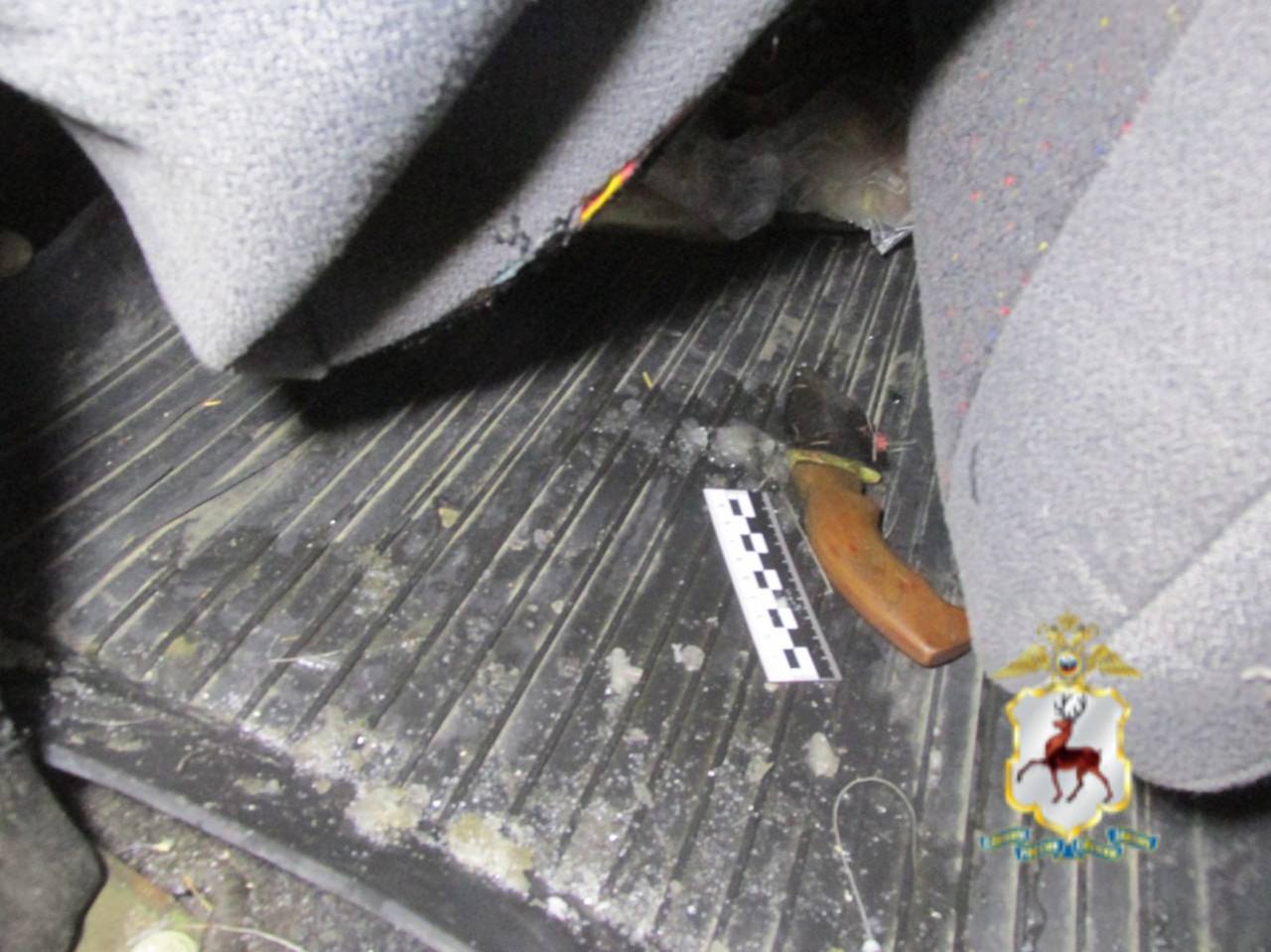 62 летний браконьер предстанет перед судом за жестокое убийство двух лосей включая беременную самку Браконьер с компанией приехал в Балахнинское лесничество в феврале этого года Там они застрелили самку и самца лося Выяснилось что самка была беременна После убийства браконьеры начали разделывать туши прямо в лесу Автомобиль преступников заметил сотрудник лесничества Началась погоня В ходе преследования один из браконьеров пытался помешать егерям стреляя в их машину чтобы дать возможность остальным скрыться но автомобиль все равно удалось остановить Ущерб министерству лесного хозяйства составил 640 000 рублей В отношении сообщников включая мужчину который прицельно стрелял в егерей в надежде скрыться ведется отдельное расследование ГУ МВД России по Нижегородской области Прислать новость Главные новости региона Telegram MAX