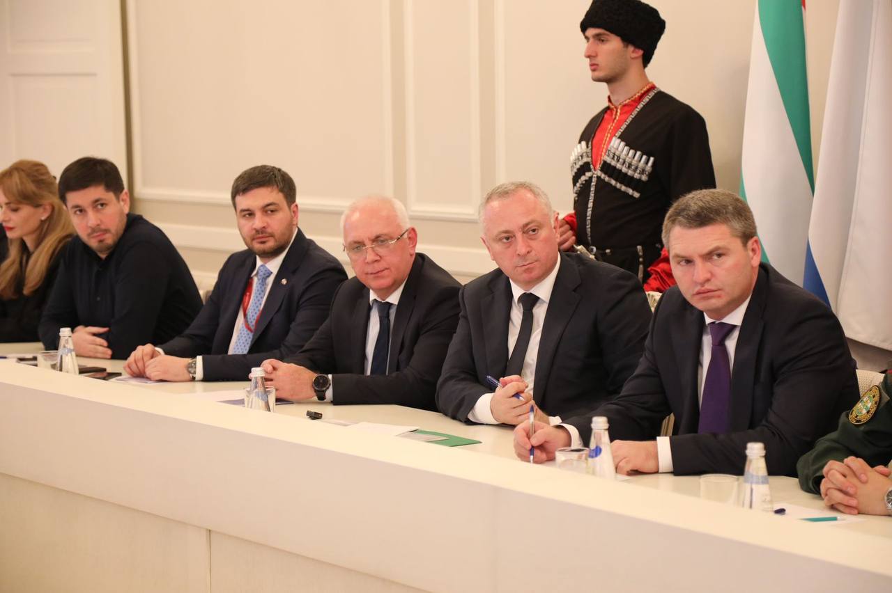 Президент Абхазии Бадра Гунба встретился с представителями абхазской диаспоры, проживающей в Санкт-Петербурге. На встрече обсуждались вопросы развития абхазского языка, национальной культуры, экономики и молодежной политики, сообщает пресс-служба президента Абхазии. "Для нас приоритетны установление правопорядка, развитие экономики, расширение всесторонних отношений с Российской Федерацией, а также укрепление здравоохранения, образования и спорта. Именно на решение этих задач нацелено новое правительство", — сказал президент. Это первая встреча президента страны с абхазской диаспорой в Санкт-Петербурге за последние 15 лет, отмечается в публикации.