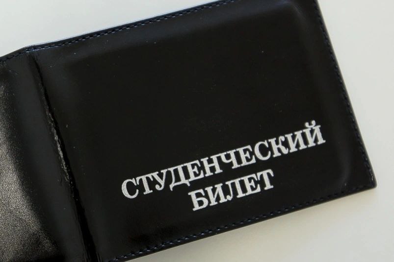 Родители против ограничений платных мест в вузах Согласно опросу РОМИР, 75% семей с детьми выступают против квотирования платных мест в высших учебных заведениях. 14 мая Госдума приняла в первом чтении законопроект о госрегулировании приема в вузы на платное обучение. Основные результаты опроса: 69% респондентов относятся к реформе отрицательно 75% родителей двух и более детей против нововведений 77% опрошенных считают, что квотирование не улучшит качество образования и снизит его доступность 46% опасаются роста коррупции при поступлении 44% ожидают увеличения конкуренции за бюджетные места , чтобы быть в курсе важных новостей! #Николаевск27 #вузы #образование #реформы #высшееобразование #платноеобучение #бюджетноеобразование #образованиевРоссии
