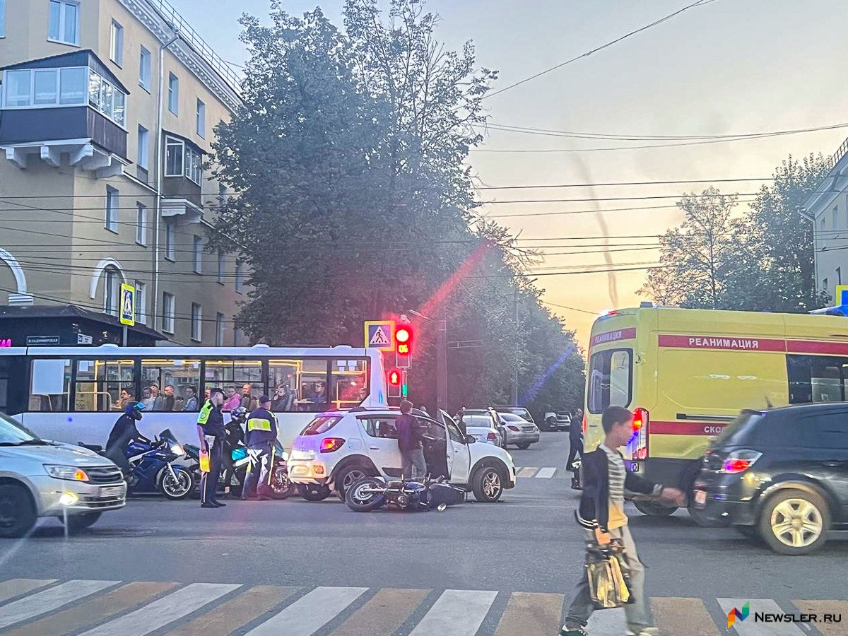 В центре Кирова мотоциклист попал в ДТП   www newsler ru auto 2025 08 20 v centre kirova motociklist popal v dtp Авария произошла вечером 20 августа на пересечении улиц Владимирской и Труда