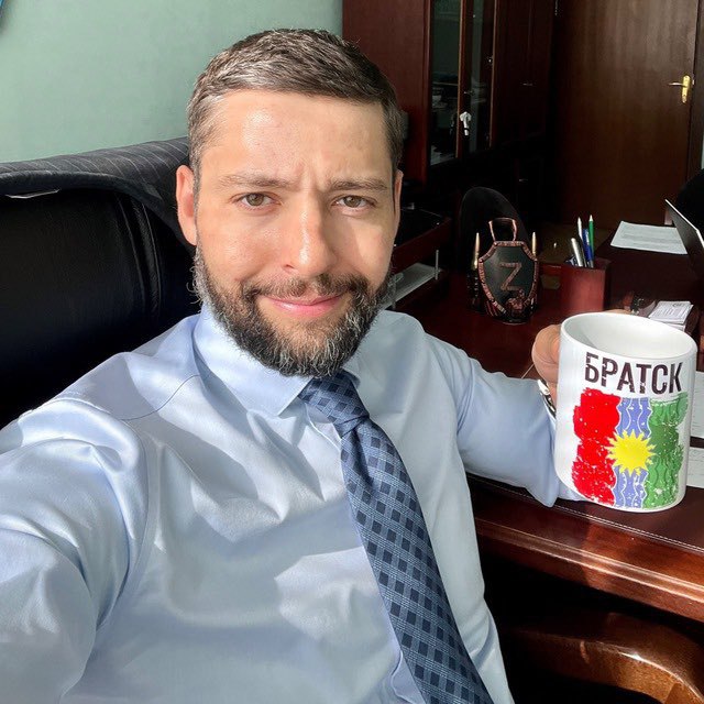 Иркутский депутат Госдумы угрожает сроком за распространение личных данных в домовых чатах За распространение персональных данных в домовых чатах многоквартирных домов может грозить административная и уголовная ответственность утверждает депутат Госдумы от Иркутской области Александр Якубовский Единая Россия Россиян за сообщения в чатах на ограниченное число участников могут преследовать за обработку персональных данных в случаях не предусмотренных законодательством РФ ст 13 11 КоАП или за нарушение неприкосновенности частной жизни ст 137 УК заявил Якубовский Административка грозит штрафом до 15 тыс рублей уголовка до 200 тыс или двумя годами колонии Заявление Якубовского опубликовало госагентство РИА Новости без какого либо информационного повода Но в заметке упоминается закон подписанный 28 декабря президентом РФ Владимиром Путиным Который якобы обязывает управляющие компании ресурсоснабжающие организации и регоператоров мусора взаимодействовать с жильцами через домовые чаты на платформе Mах Но гиперссылка на закон которую приводит РИА Новости ведёт на совершенно другой документ связанный с территориями ЛНР и ДНР Госагентство ТАСС приводило ссылку на иной закон который хотя бы касался изменений в Жилищный кодекс Но и в нём нет никакой информации об обязательном использовании конкретного мессенджера при взаимодействии с жильцами Ранее как писал Сибирский экспресс в Новосибирской области муниципальные власти со ссылкой на региональное правительство начали склонять частные управляющие компании к созданию домовых чатов в MAX Более того в чаты в Искитиме например хотят включать чиновников Но закона о подобных чатах не существует как не предусмотрены и никакие санкции за отказ создавать такие группы Сообщества жильцов в некоторых домах Новосибирска уже решили либо остаться в блокируемом властями WhatsApp принадлежит корпорации Meta признанной в РФ экстремистской или перейти в Telegram Похожая ситуация как минимум с некоторыми школами и их родительскими чатами Подписаться Прислать новость Помочь бустами