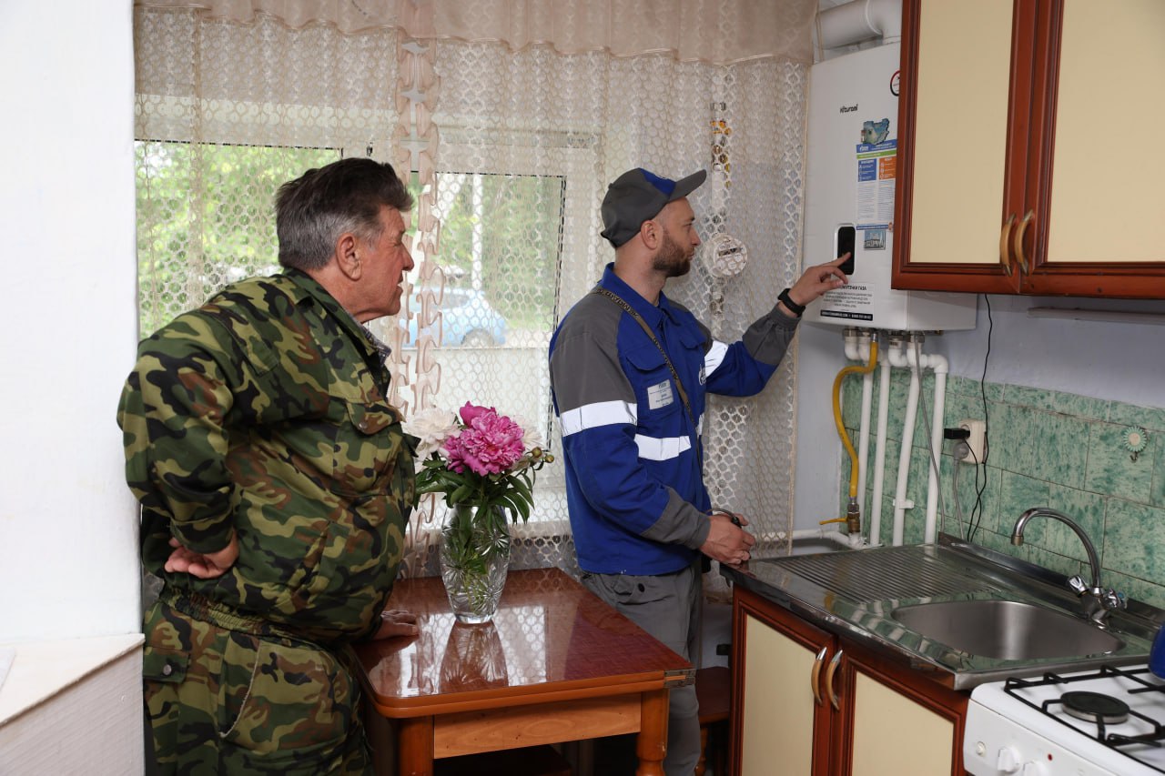 В Уссурийске введен в эксплуатацию газопровод   Специалисты «Газпром газораспределение Дальний Восток» построили и ввели в эксплуатацию распределительный газопровод протяженностью 24,5 км для газификации частного сектора на северо-востоке от проспекта Блюхера города Уссурийска Приморского края. Поставщиком газа является «Газпром межрегионгаз Дальний Восток».    Новые сети создали техническую возможность подключения более 850 частных домов. На данный момент подключено 57 домовладений, в ближайшее время планируется газификация еще 26 абонентов, чьи дома готовы к приему газа.  «Уже более 900 семей Уссурийска оценили преимущества газификации своих домовладений. Мы призываем собственников частных домов активнее подавать заявки на догазификацию и готовить свои домовладения к приему газа, чтобы будущий отопительный сезон встретить с экономичным и удобным топливом», – отметил начальник управления эксплуатации газораспределительных сетей Приморского края АО «Газпром газораспределение Дальний Восток» Кирилл Чугуй.    Подать заявку на догазификацию можно на сайте Единого оператора газификации connectgas.ru, на портале «Госуслуги» или в офисе «Газпром газораспределение Дальний Восток» по адресу г. Уссурийск, ул. Слободская, д. 2А, единый бесплатный номер 8-800-700-44-99.  ПРЕСС-СЛУЖБА АО «ГАЗПРОМ ГАЗОРАСПРЕДЕЛЕНИЕ ДАЛЬНИЙ ВОСТОК»