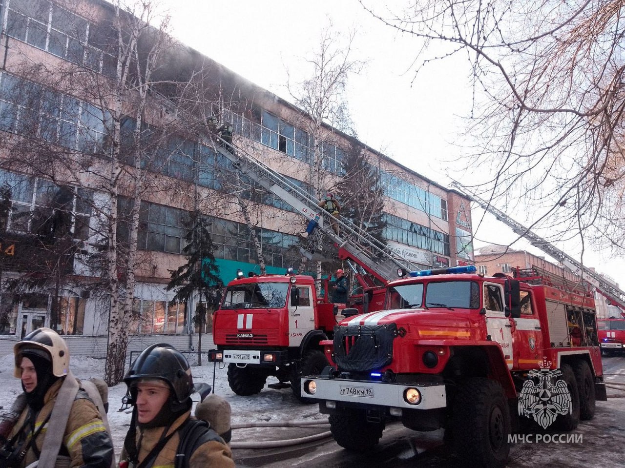 В Абакане горит ТЦ на ул. Пушкина.   Площадь пожара — около 200 кв. м. На месте работают 32 спасателя и 12 единиц техники.  Эвакуированы 10 человек, информации о пострадавших нет, сообщили в МЧС.  Фото: МЧС по Республике Хакасия   Подписывайтесь на «Ъ-Сибирь»