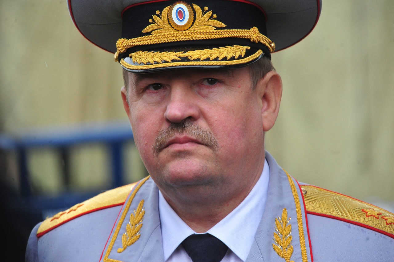 Экс-главе МВД Петербурга Умнову запросили 12 лет строгого режима и штраф 35 млн В Хамовническом суде Москвы состоялись прения по делу над бывшими руководителями ГУ МВД по Санкт-Петербургу и Ленинградской области генералами Сергеем Умновым, Алексеем Семеновым, Иваном Абакумовым и экс–начальником правового отдела УГИБДД Еленой Копьевой. Гособвинение настаивало на виновности подсудимых и просило назначить наказание: Умнову — 12 лет лишения свободы в колонии строгого режима и штраф 35 млн рублей; Абакумову —11 лет и 6 месяцев и штраф 35 млн рублей; Семёнову — 11 лет и штраф 9 млн рублей; Копьевой — 10 лет лишения свободы в колонии общего режима и штраф 25 млн рублей. Кроме того, прокурор просил лишить подсудимых званий и наград, права занимать госдолжности, а также изъять у них в пользу государства земельные участки, жилые помещения, маломерные суда и конфисковать автомобили, находящиеся на балансе НКО "Фонд содействия программам ГУВД". Остальным трём подсудимым — Платонову, Царнецу и Иванову по данным следствия, взяткодателям, не признавшим свою вину , прокурор попросил назначить по 8 лет лишения свободы со штрафом, равным однократной сумме взятки, и взять их под стражу в зале суда. Адвокаты настаивают, что следствие оказывало давление на свидетелей, а запрошенные прокурором сроки считают чудовищно несоразмерными. Сергей Николаев/ "ДП"