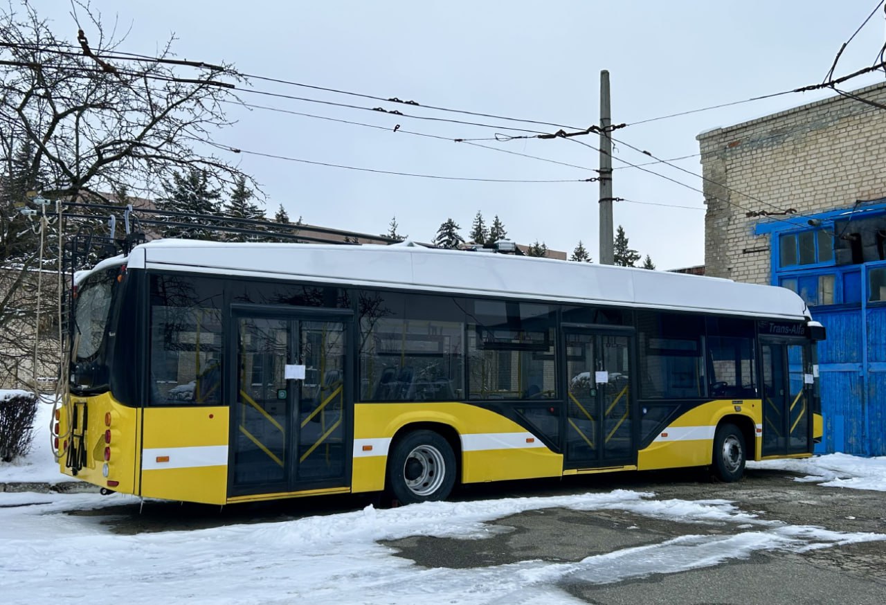 Срок подачи заявок на поставку новых троллейбусов в Ставрополь продлён до 25 февраля.  Комитет Ставропольского края по государственным закупкам также изменил сроки подведения итогов определения поставщика 45 новых троллейбусов на 27 февраля.  Срок поставки троллейбусов, при этом, остался неизменным - до 31 марта 2025 года включительно.   Таким образом, с учётом подписания самого государственного контракта, у потенциального поставщика останется меньше месяца, чтобы собрать и привезти все троллейбусы, что выглядит, мягко говоря, чем-то нереальным.  Из тг: stav_urban. Фото: Dmit Avd  transphoto .  #Ставрополь #Троллейбусы #Новости_ГТ #Ставрополь_ГТ    Троллейбус   ДТП