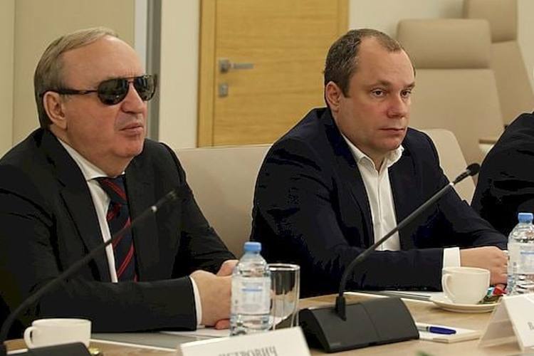 Сын президента общества слепых задержан в Татарстане По версии следствия, Александр Сипкин получил взятку в особо крупном размере от одного из руководителей дочерней компании ВОС. После задержания силовики решили проверить и самого президента ВОС — Владимира Сипкина. Его подозревают в нецелевом использовании бюджетных средств, которые выделялись на поддержку людей с инвалидностью. Сейчас следователи изучают сделки по продаже объектов, принадлежавших ВОС. Речь идёт о санаториях, спортивных и производственных комплексах в разных регионах России. По предварительным данным, эти объекты продавались по заниженной цене. KazanFirst в бот