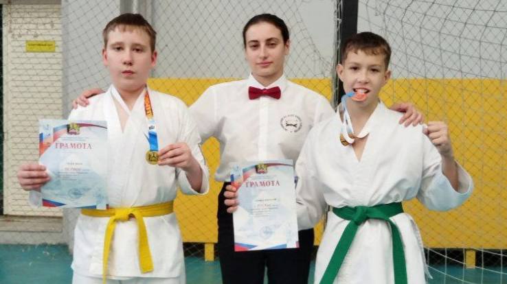 Комсомольские каратисты отличились на турнире в Хабаровске С 1 по 3 ноября в Хабаровске проходили чемпионат и первенство а также Фестиваль города по всестилевому каратэ Комсомольск на Амуре представили спортсмены СК Ичигеки В рамках первенства Иван Осин завоевал золото а Дмитрий Софин бронзу Также Дмитрий Софин Дмитрий прошёл отбор в сборную края по всестилевому каратэ В рамках фестиваля комсомольские спортсмены завоевали три серебра и одну бронзу Подготовила спортсменов тренер Виталия Славнова