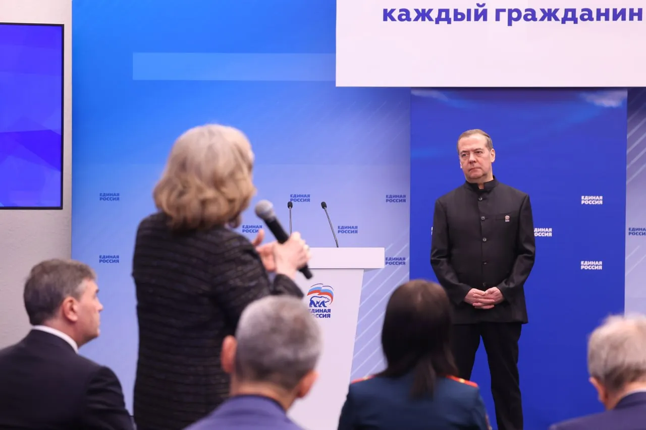 Дмитрий Медведев При подготовке новой Народной программы Единой России нужно готовить законодательные инициативы в сфере жилищного строительства Они касаются развития арендного жилья действия механизма жилищно строительных кооперативов Работа над народной программой это в том числе и работа над предложениями в будущее законодательство которыми должны будут заниматься наши однопартийцы удостоенные чести быть избранными в Государственную Думу Это на самом деле будет в известном смысле такой наказ который содержится в программе подчеркнул Председатель партии